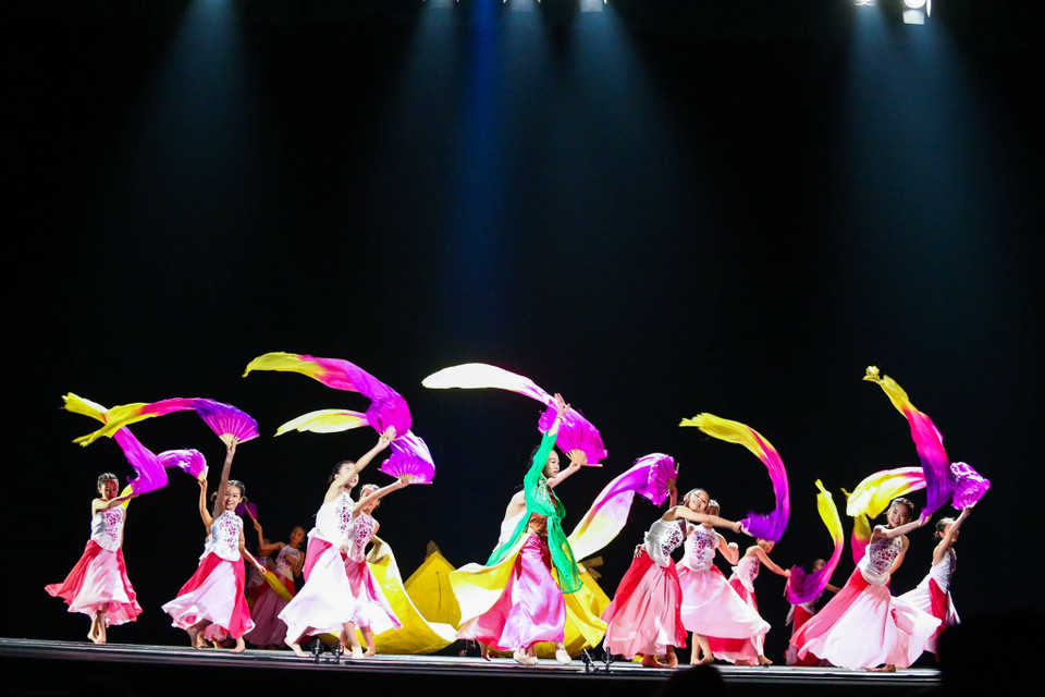 Tổng đạo diễn dự án, cặp đôi vợ chồng Viết Thành - Quỳnh Trang đã cùng phối hợp với các biên đạo Trung X, Hoàng Khải, Huỳnh Mến, Đức Ochir, Đăng Quân. Có thể nói, các vũ công nhí này chính là những viên ngọc đã được mài giũa một cách công phu, nghiêm túc. (Ảnh: Vietnam+)