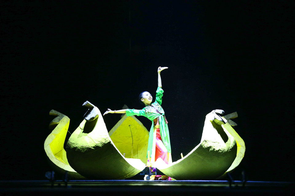 Sắc Màu Tuổi Thơ Vol 3 được chia làm 8 hồi, với bốn tuyến truyện cổ tích được lấy cảm hứng bao gồm: Tấm Cám, Thánh Gióng, Bờm và Cuội Hằng. Đội ngũ biên đạo của dự án là những tên tuổi trẻ và đã có nhiều dấu ấn trên khắp sân khấu trong và ngoài nước. (Ảnh: Vietnam+)