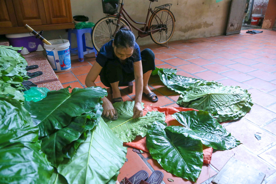 Gia đình anh Hùng là một trong số ít hộ dân ở làng Vòng vẫn tiếp tục làm cốm, hiện tại còn dùng 2 cối giã và không thuê thêm người làm. (Ảnh: Vietnam+)
