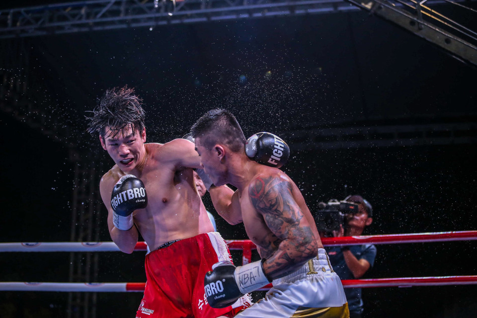 Trận so găng giữa võ sĩ Trương Đình Hoàng với võ sĩ người Hàn Quốc Gyu Hyun Lee để tranh đai WBA Đông Á diễn ra rất kịch tính với thế trận giằng co. (Ảnh: Vietnam+)