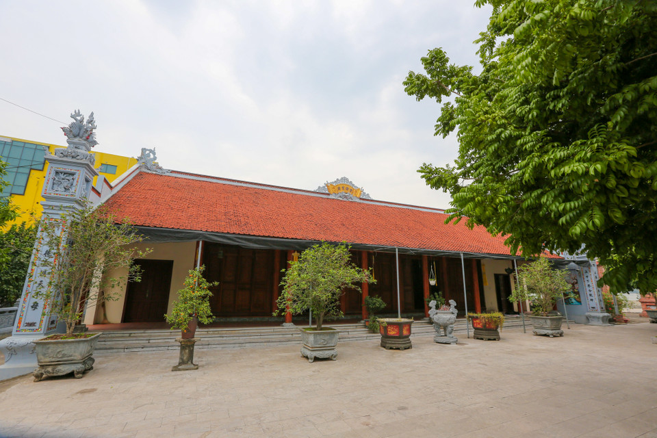 Chùa Trích Sài sở hữu địa thế đẹp khi nằm ven hồ Tây. (Ảnh: Minh Sơn/Vietnam+)