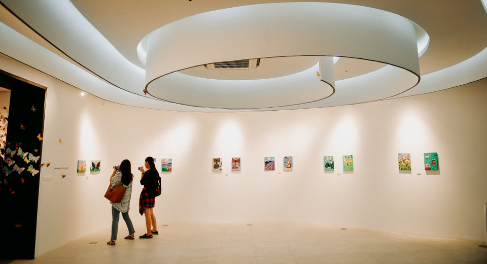 Họa sỹ Ahn Yun Mo hi vọng rằng chúng ta, những con người cùng chung sống trên thế giới này, có thể vượt qua mọi rào cản về màu da, ngôn ngữ, phá tan khoảng cách giữa người khuyết tật và người không khuyết tật, tạo ra một bước tiến mới trong việc phát huy vai trò cơ bản của nghệ thuật để mang con người đến gần nhau hơn. (Ảnh: Vietnam+)