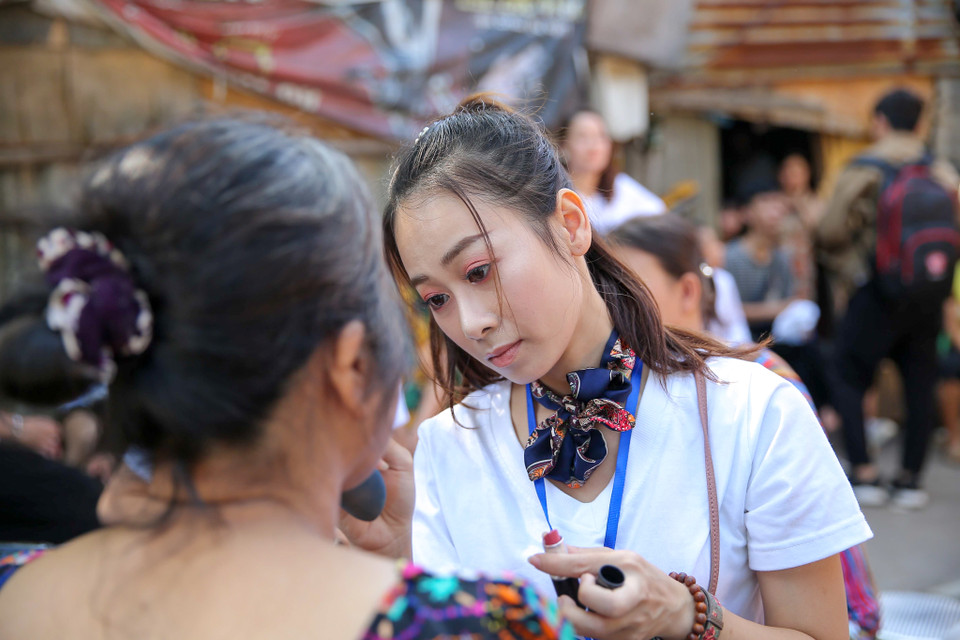 Những người phụ nữ xóm nghèo lần lượt lên sân khấu, không tránh khỏi sự lóng ngóng nhưng khuôn mặt thì rạng rỡ niềm vui. (Ảnh:Vietnam+)