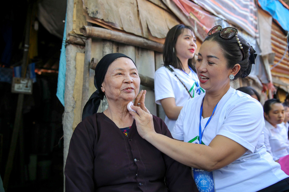 Rất nhiều người trong số này, dù đã 70-80 tuổi, tóc đã bạc, mắt đã kém nhưng chưa một lần được trang điểm, mặc váy hay nhận một món quà trong ngày 20/10. (Ảnh: Vietnam+)