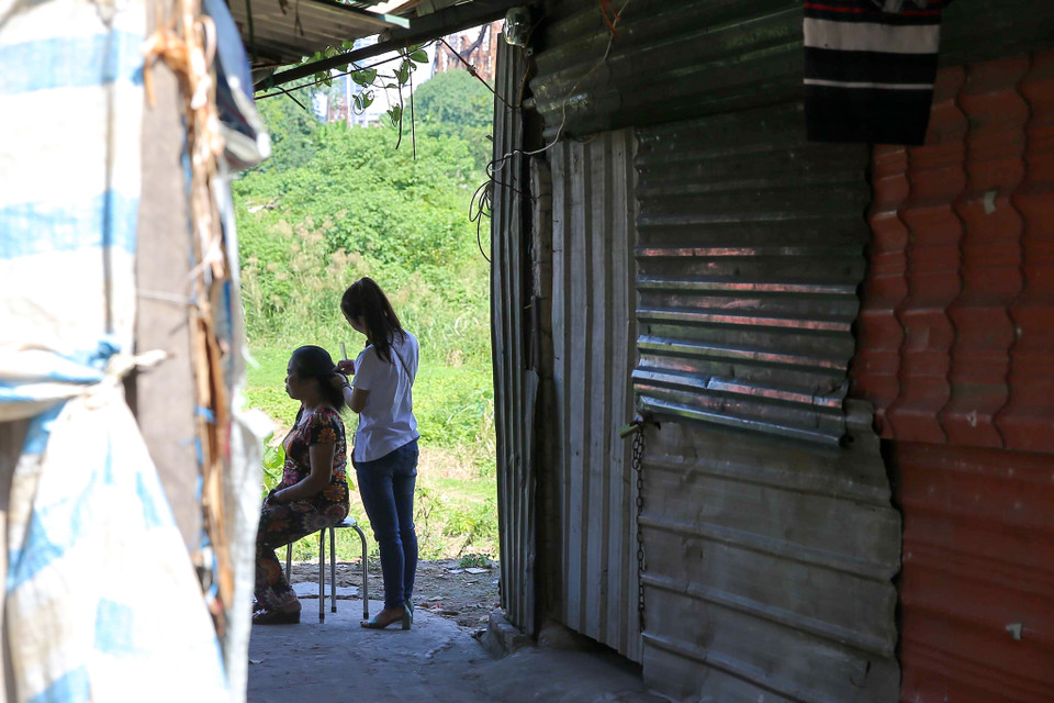 Đây là chương trình do Hội Từ Thiện Thật tổ chức dành cho những người phụ nữ lao động nghèo ở Hà Nội, giúp những phụ nữ lao động tại đây có một kỷ niệm vui, ý nghĩa trong cuộc đời. (Ảnh: Vietnam+)