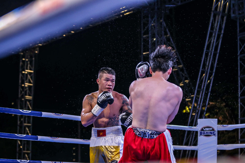 Trương Đình Hoàng nhập cuộc mạnh mẽ với chiến thuật chủ động tấn công và knock out đối thủ trong những hiệp đầu tiên. (Ảnh: Vietnam+)