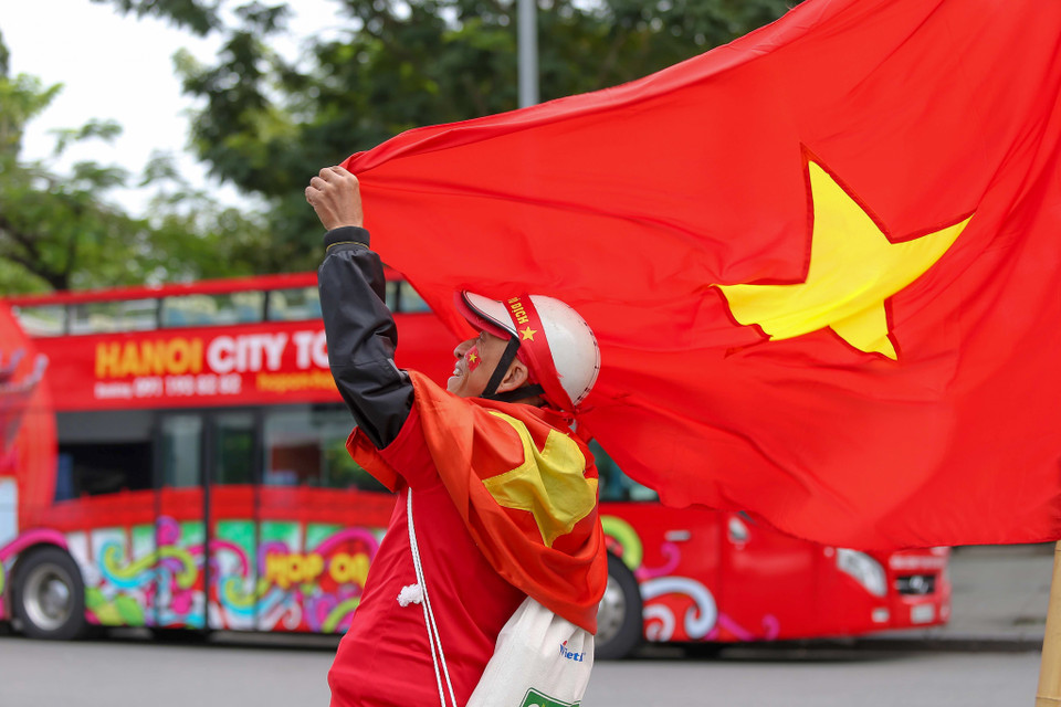 Các cổ động viên đã diễu hành từ quanh khu vực Bờ Hồ, Lăng Bác trước khi đến sân Mỹ Đình. (Ảnh: Minh Sơn/Vietnam+)