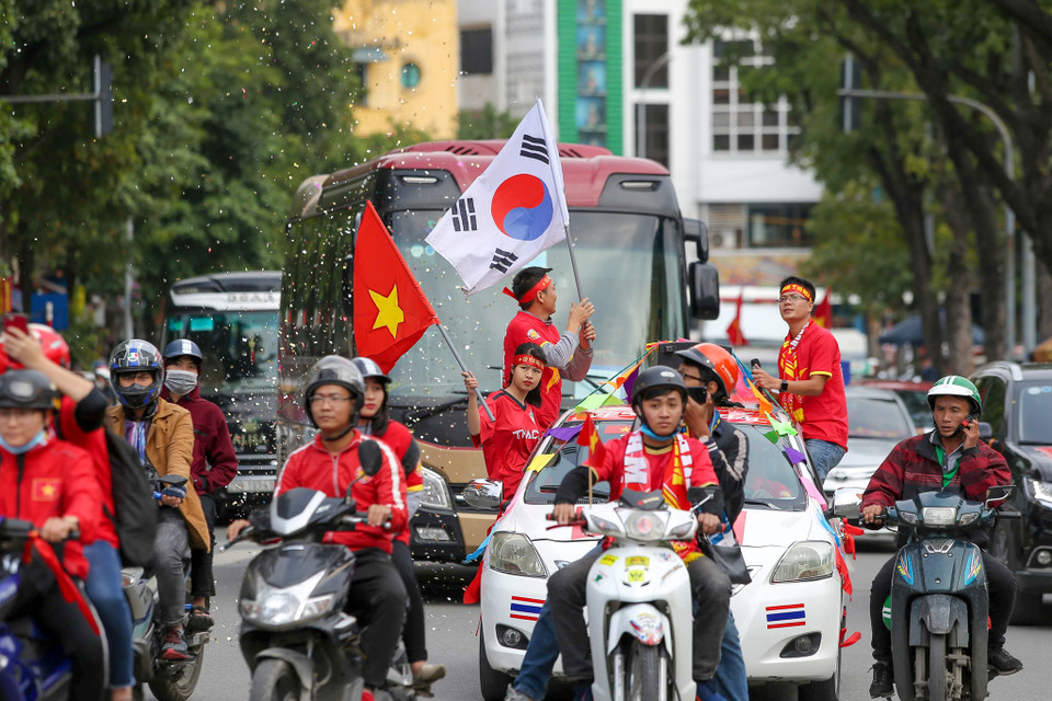 Diễu hành 'tiếp lửa' cho các cầu thủ trước giờ bóng lăn đã trở thành một 'đặc sản' của các cổ động viên Việt Nam mỗi khi đội nhà đón tiếp đối thủ trên sân vận động Mỹ Đình. (Ảnh: Minh Sơn/Vietnam+)