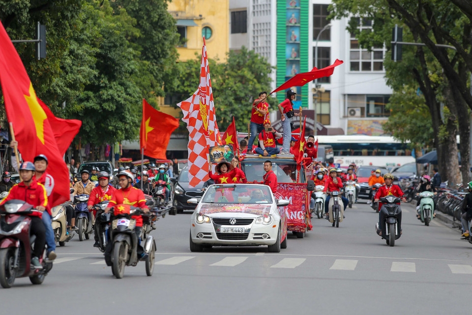 Từ 14h chiều ngày 19/11, hàng trăm cổ động viên thuộc hội cổ động viên bóng đá Việt Nam(VFS), đã diễu hành qua các con phố Hà Nội để sẵn sàng 'tiếp lửa' cho đội tuyển Việt Nam trước trận 'đại chiến' với Thái Lan tối nay. (Ảnh: Minh Sơn/Vietnam+)