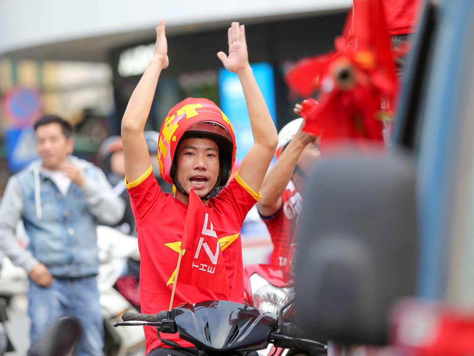 Cả đoàn diễu hành liên tục hô vang Việt Nam vô địch. (Ảnh: Minh Sơn/Vietnam+)
