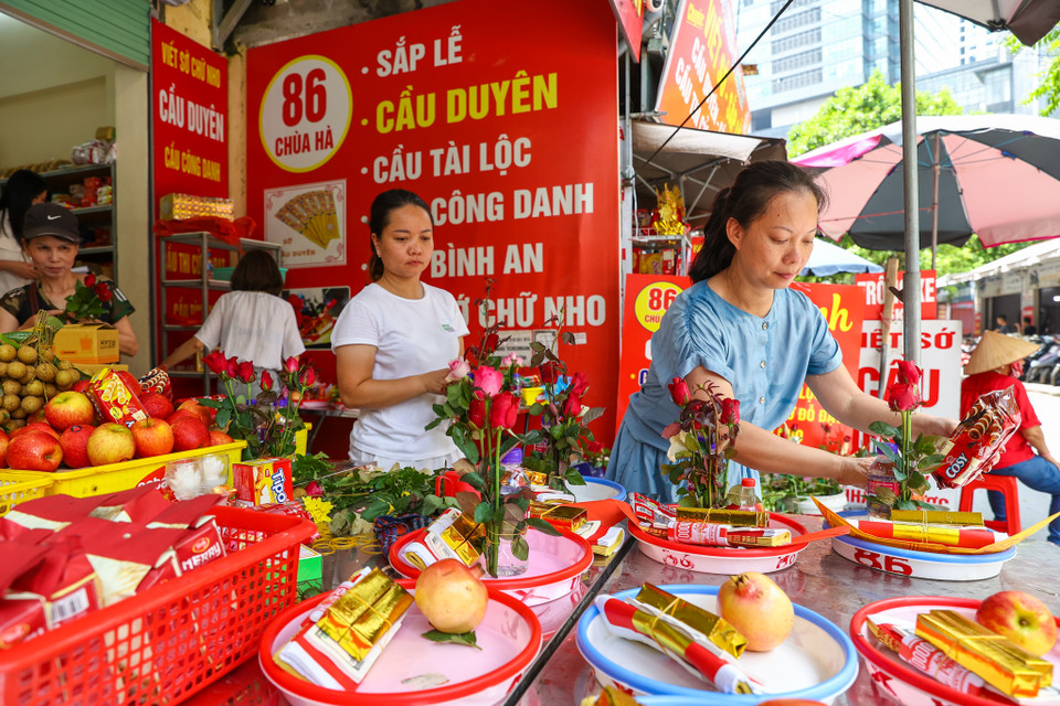Mỗi mâm lễ sẽ có giá từ 80 - 200 ngàn đồng, thậm chí có mâm cầu kỳ hơn lên tới 350 ngàn đồng. (Ảnh: Minh Sơn/Vietnam+)