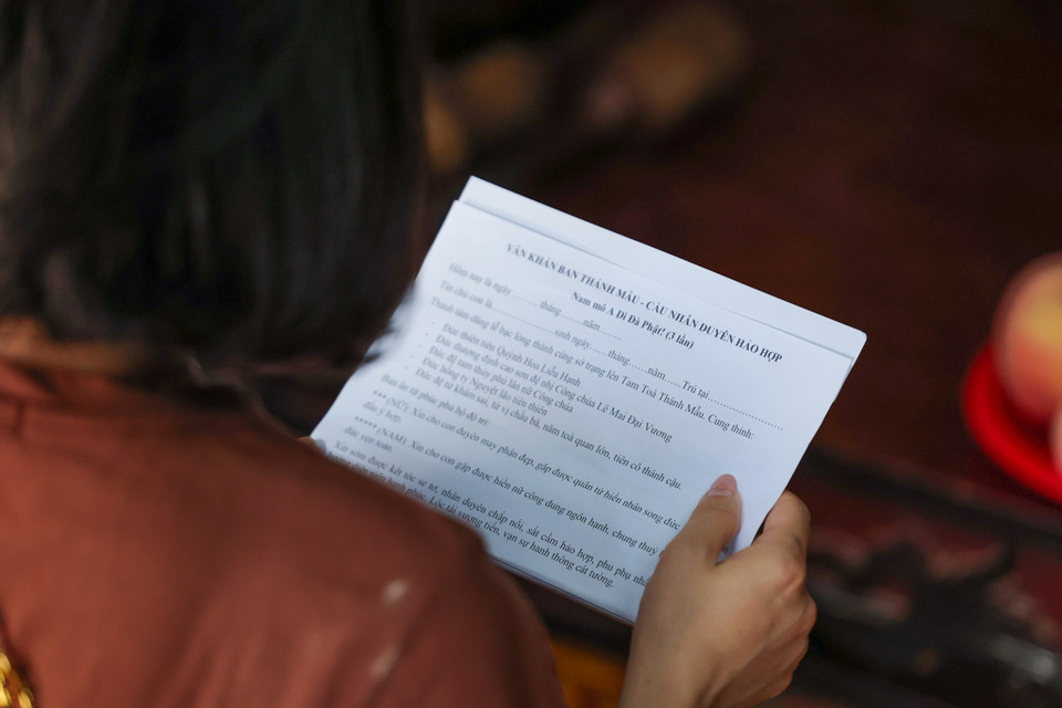 Những người lận đận đường tình thì đến để cầu sự suôn sẻ, mong tìm được tình duyên. Những cặp đôi đã nên duyên thì đi cầu cho tình yêu thêm bền chặt, gắn bó. (Ảnh: Minh Sơn/Vietnam+)