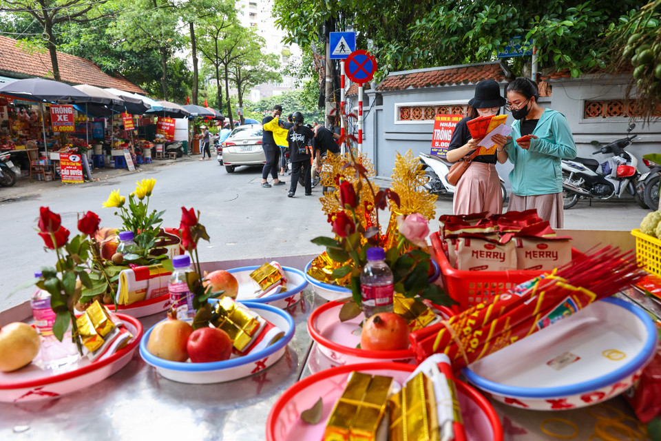 Chị Quỳnh chia sẻ số người đi Chùa Hà vào ngày Thất tịch 7/7 Âm lịch còn đông hơn cả ngày Lễ Tình nhân 14/2. (Ảnh: Minh Sơn/Vietnam+)