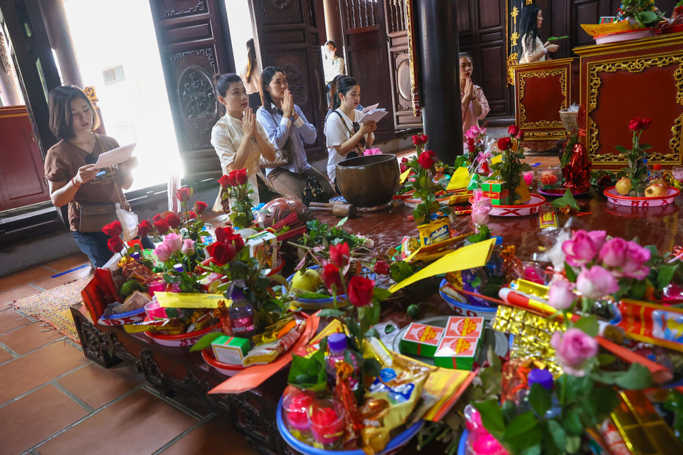Khi tới Chùa Hà, người dân chỉ cần chuẩn bị lễ vật đơn giản, bao gồm: Hương, tiền vàng, hoa quả, bánh kẹo... và không thể thiếu hoa hồng. (Ảnh: Minh Sơn/Vietnam+)