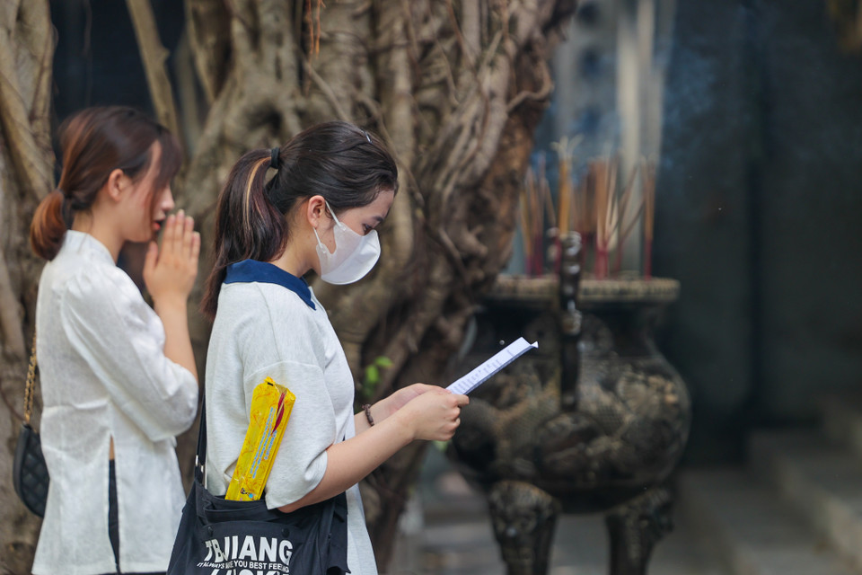 Những người bán đồ lễ tại chùa chia sẻ, vài năm gần đây nhiều bạn trẻ nhân dịp 7/7 Âm lịch hay 14/2 để đến dâng lễ, cầu tình duyên. (Ảnh: Minh Sơn/Vietnam+)