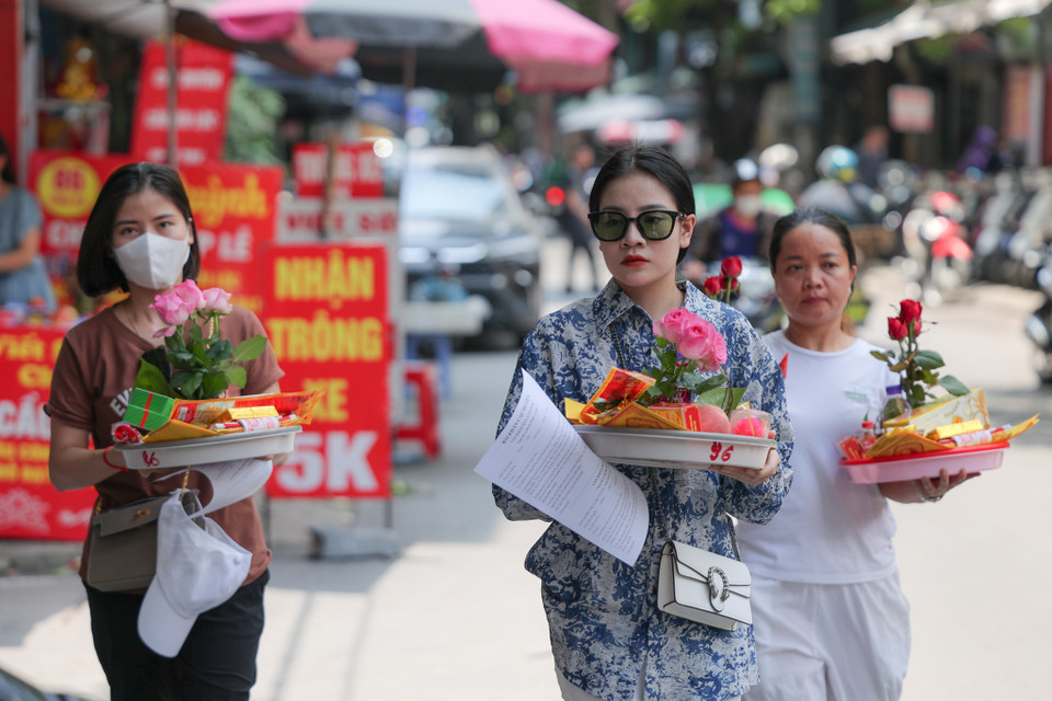 Những ngày này, nhiều bạn trẻ cả nam lẫn nữ đều tìm đến ngôi chùa cầu tình duyên nổi tiếng của Hà Nội là Chùa Hà cầu cho những điều tốt đẹp nhất đến với tình yêu đôi lứa. (Ảnh: Minh Sơn/Vietnam+)