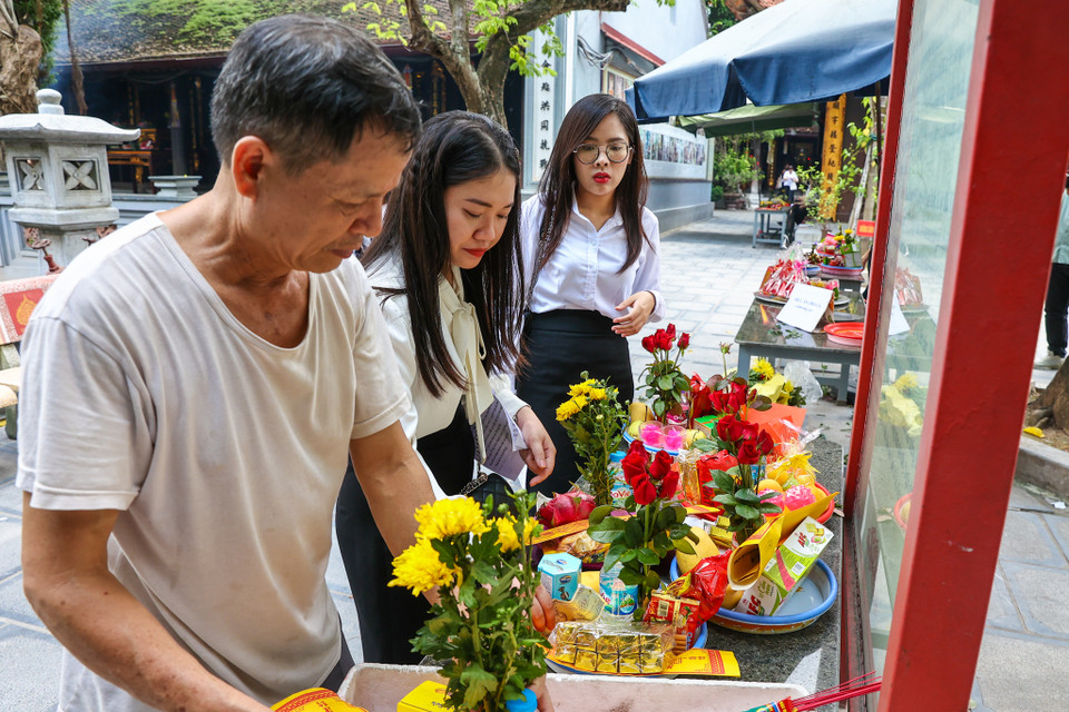 Phương Hà và Phương Thảo là đồng nghiệp cùng công ty đã tranh thủ giờ nghỉ trưa để đi Chùa Hà làm lễ cầu duyên. Hai bạn chia sẻ đã đến đây cầu duyên 4 lần tuy nhiên vẫn chưa tìm được 'nửa kia' của đời mình. (Ảnh: Minh Sơn/Vietnam+)