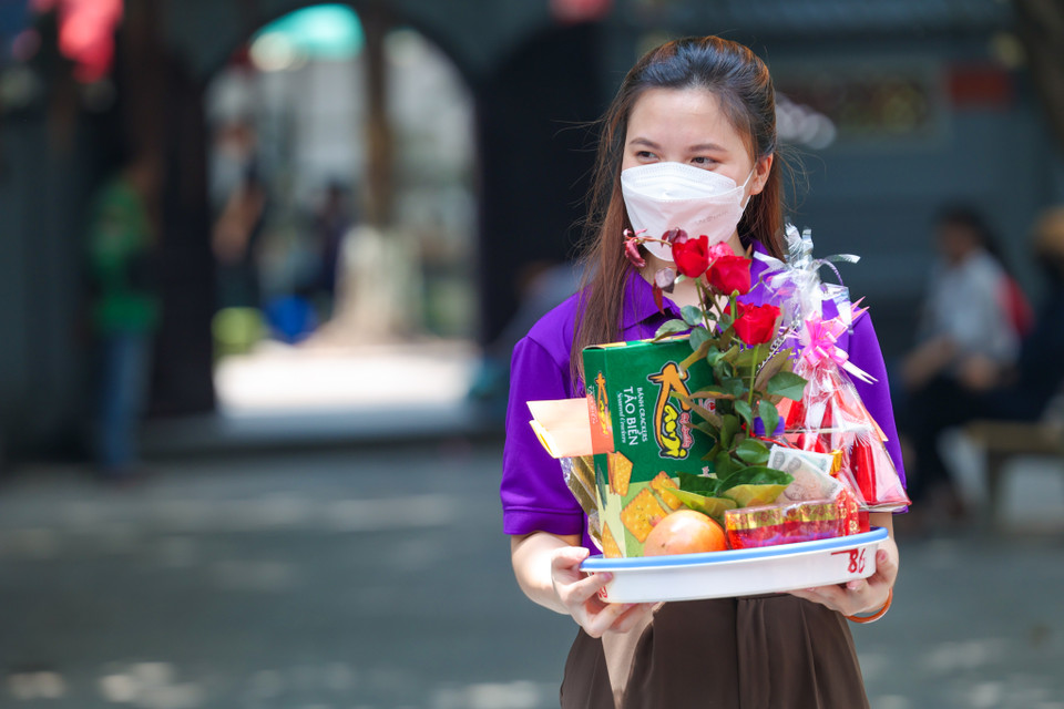 Bạn Trần Thị Lan Hương (Hà Nội) chia sẻ đến Chùa Hà trước là cầu bình an và cũng là để cầu duyên. (Ảnh: Minh Sơn/Vietnam+)