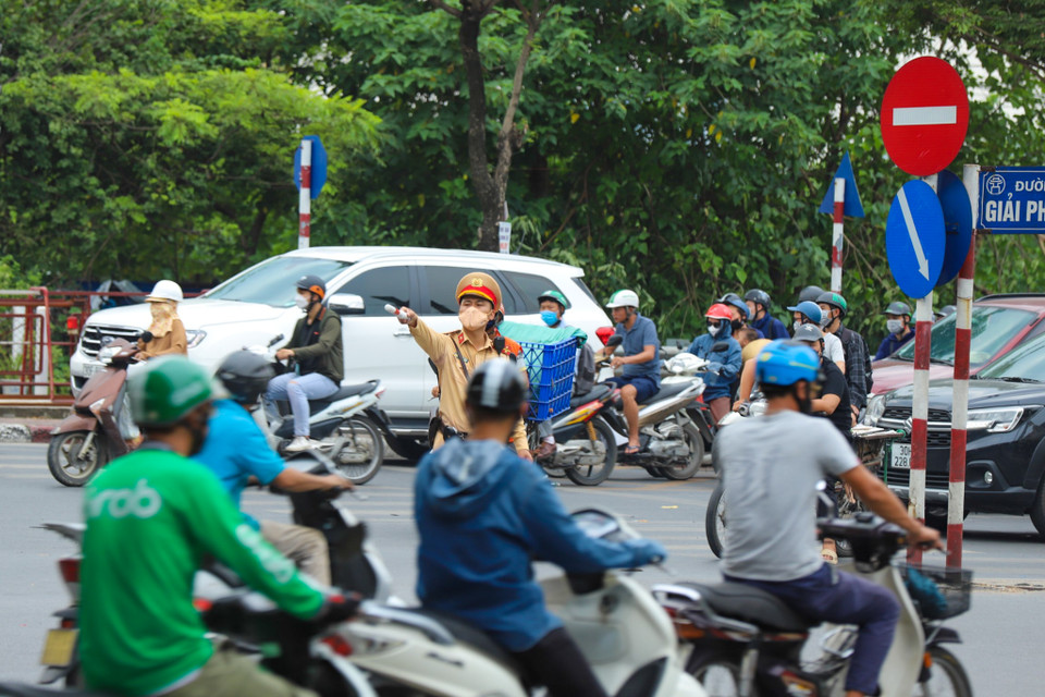Lực lượng chức năng tiến hành điều tiết giao thông. (Ảnh: Hoài Nam/Vietnam+)