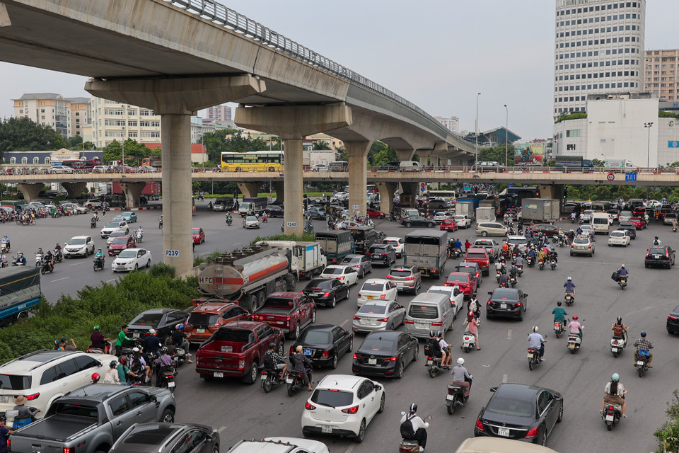 Tuy nhiên lực lượng chức năng đã tổ chức phân luồng, điều tiết giao thông tránh tình trạng ách tắc cục bộ. (Ảnh: Minh Sơn/Vietnam+)