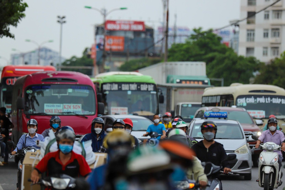 Các xe khách dàn hàng ngang trên tuyến đường Giải Phóng. (Ảnh: Hoài Nam/Vietnam+)