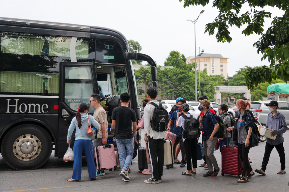 Thậm chí nhiều nhà xe dừng giữa đường để bắt khách. (Ảnh: Minh Sơn/Vietnam+)
