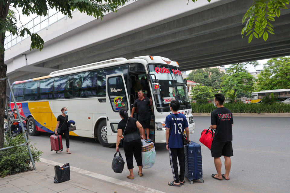 Thanh tra Sở Giao thông vận tải Hà Nội cũng đã chủ động phối hợp với lực lượng công an, chính quyền địa phương bảo đảm trật tự an toàn giao thông tại bến xe khách, các nút giao thông trọng điểm, tuyến đường cửa ngõ ra, vào Thủ đô. (Ảnh: Minh Sơn/Vietnam+)