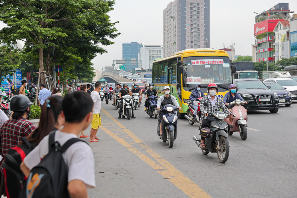 Tuy nhiên tình trạng bắt khách dọc đường của các nhà xe vẫn tiếp diễn. (Ảnh: Minh Sơn/Vietnam+)