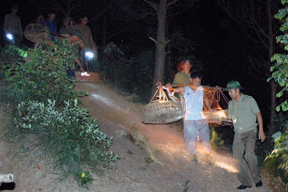 Tác phẩm 'Bộ đội biên phòng Chi Ma chống buôn lậu' của tác giả Trần Việt đoạt Giải Ba Ảnh đơn - Giải ảnh báo chí Khoảnh Khắc Vàng 01).