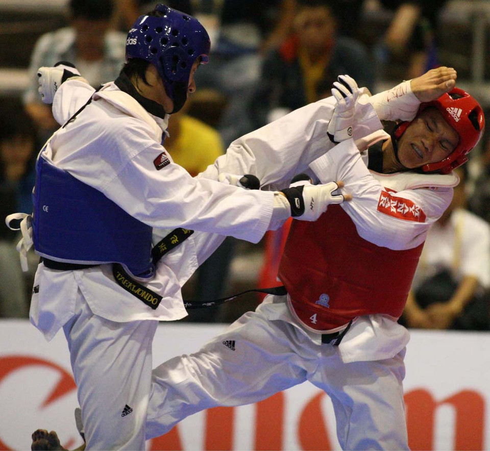 Tác phẩm 'Cú đá ghi 2 điểm của Nguyễn Trọng Cường trong một trận Chung kết Taekwondo SEA Games 24' của tác giả Nguyễn Trần Nguyên Khôi đoạt Giải Ba Ảnh đơn - Giải ảnh báo chí Khoảnh Khắc Vàng 01).