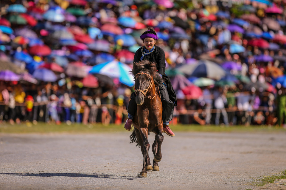 Điểm đặc biệt tại giải đua ngựa năm nay là đã có nài ngựa nữ đầu tiên tham gia sau 13 lần tổ chức giải. (Ảnh: PV/Vietnam+)