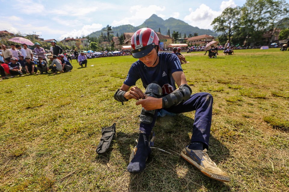 Nhiều nài ngựa đã chuẩn bị đồ bảo hộ kỹ càng sẵn sàng cho màn đua tài căng thẳng. (Ảnh: PV/Vietnam+)