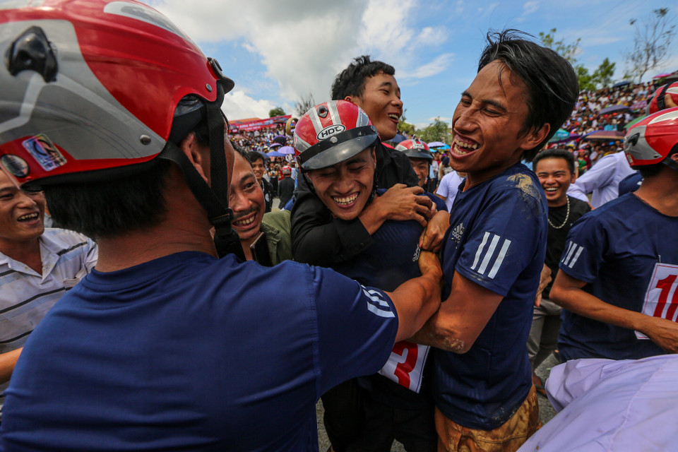 Niềm vui của một nài thủ khi con ngựa của mình cán đích ở vị trí thứ hai chung cuộc. (Ảnh: PV/Vietnam+)