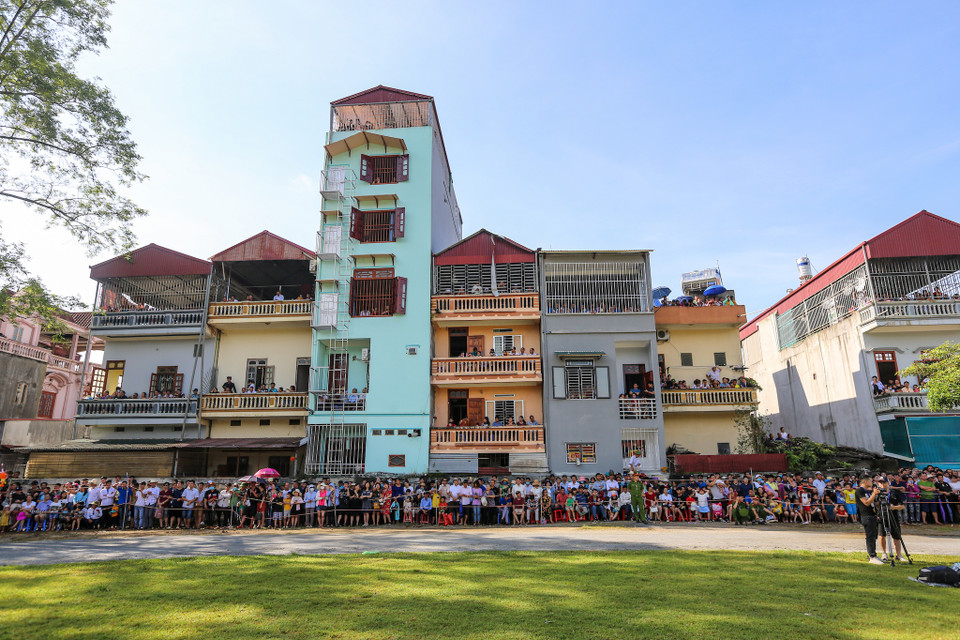 Đây cũng là một sự kiện lớn trong năm của thị trấn Bắc Hà nên ngay từ sớm, có rất nhiều người dân cũng như du khách trong và ngoài nước có mặt tại đây để chờ đến giờ thi đấu. (Ảnh: PV/Vietnam+)