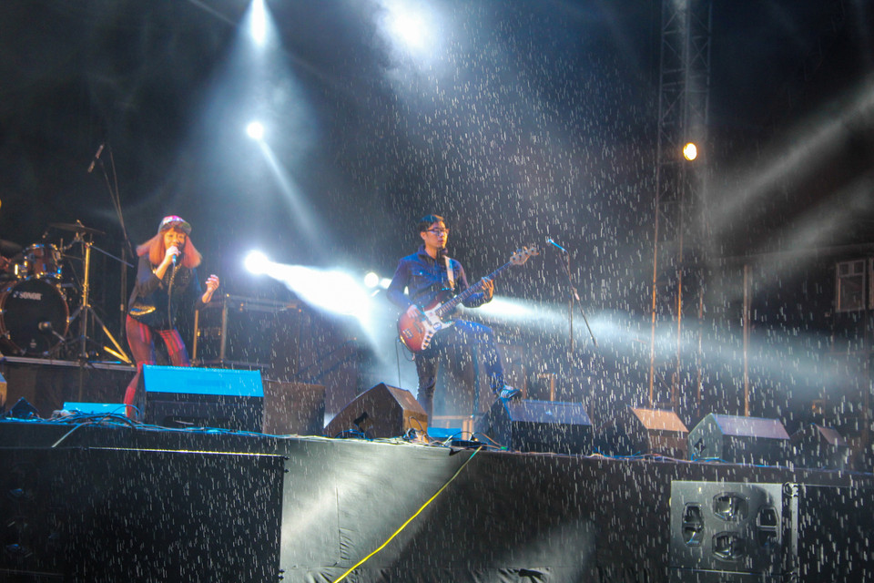 Một Hà Trần rực lửa dưới cơn mưa nặng hạt. (Ảnh: Minh Sơn-Thành Nguyễn/Vietnam+)