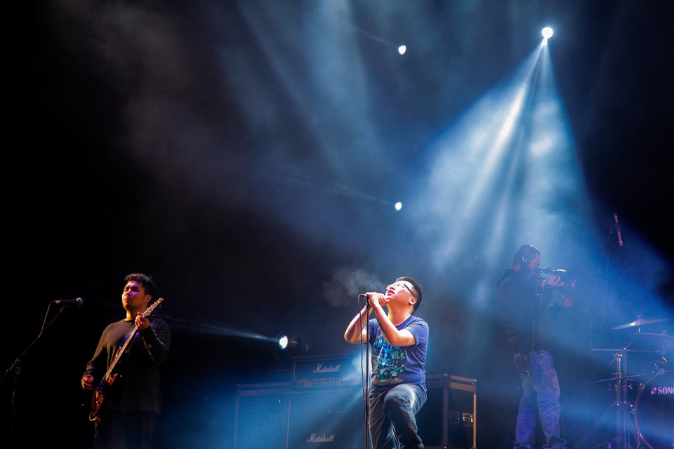 Các chàng trai Morning Waits đang phiêu cùng một ca khúc rock heavy metal. (Ảnh: Minh Sơn-Thành Nguyễn/Vietnam+)