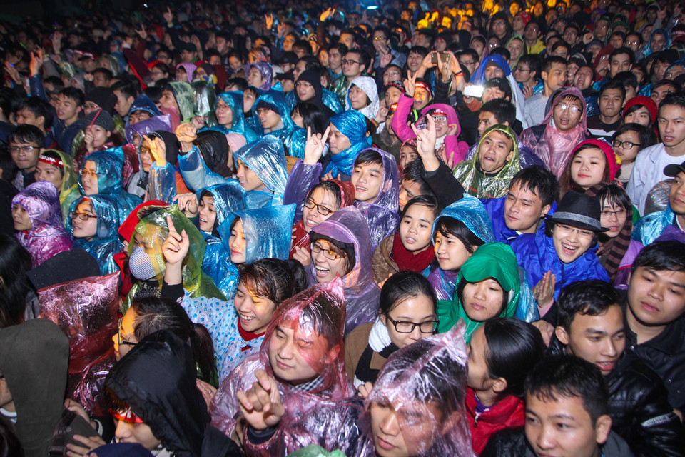 Cơn mưa nặng hạt trong cái rét dưới 12 độ C cũng không ngăn cản được hơn 20 ngàn khán giả kéo đến sân vận động Quốc gia Mỹ Đình. (Ảnh: Minh Sơn-Thành Nguyễn/Vietnam+)