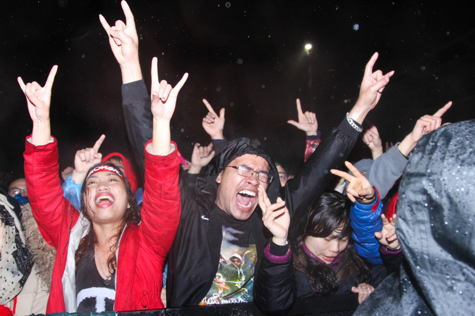 Vô cùng phấn khích trong nhịp đập cùng Rockstorm. (Ảnh: Minh Sơn-Thành Nguyễn/Vietnam+)