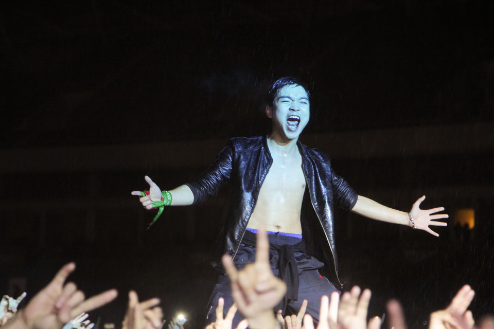  Bầu không khí cuồng nhiệt trong đêm diễn. (Ảnh: Minh Sơn-Thành Nguyễn/Vietnam+)