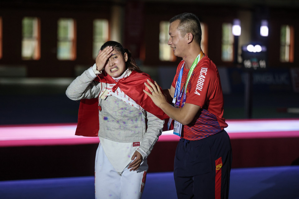 Sau trận đấu, Bùi Thị Thu Hà cho biết cô cảm thấy rất vui và xúc động vì tấm huy chương vàng cá nhân đầu tiên trong sự nghiệp. Hà cho biết cô muốn dành tặng tấm huy chương này cho những người thầy, đồng đội, người hâm mộ Việt Nam. (Ảnh: Minh Sơn/Vietnam+)