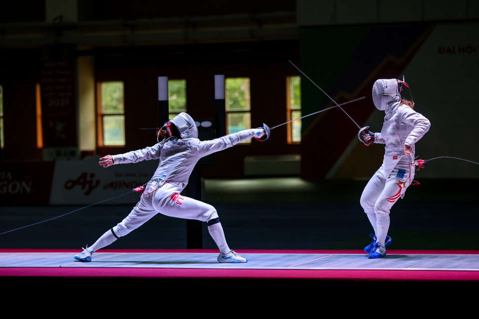 Chiều 15/5 tại Hà Nội, vận động viên Bùi Thị Thu Hà đã có màn đụng độ với nữ kiếm thủ Ong Shu Hui Jessica đến từ Singapore trong trận chung kết môn kiếm chém cá nhân nữ. (Ảnh: Minh Sơn/Vietnam+)