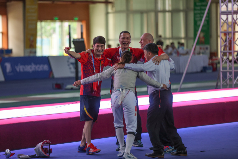 Ban huấn luyện chạy đến chia vui cùng kiếm thủ Bùi Thị Thu Hà. (Ảnh: Minh Sơn/Vietnam+)