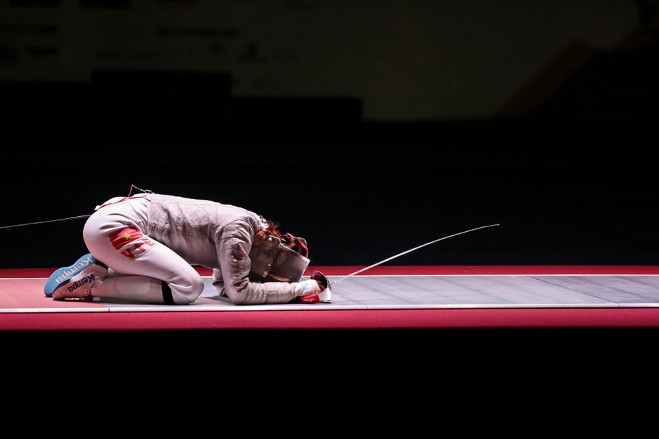 Bùi Thị Thu Hà gục ngã trên sân đấu vì quá đỗi hạnh phúc khi giành được huy chương vàng về cho tuyển đấu kiếm Việt Nam. (Ảnh: Minh Sơn/Vietnam+)