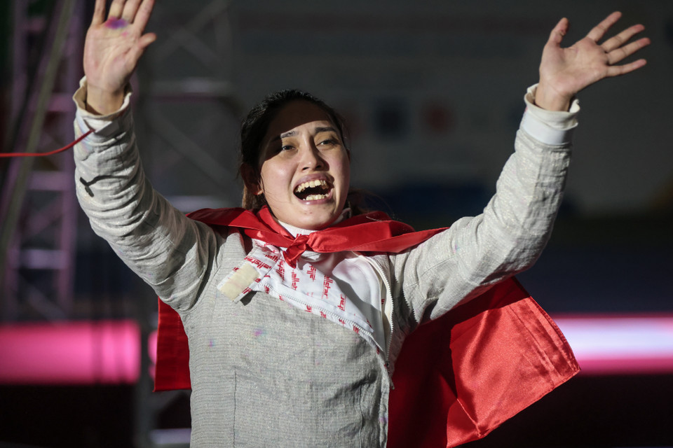 Bùi Thị Thu Hà vẫy tay chào cảm ơn các khán giả và đồng đội đã cổ vũ cho kiếm thủ này trong trận chung kết. (Ảnh: Minh Sơn/Vietnam+)