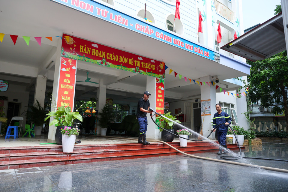 Chính quyền địa phương cũng đã nhanh chóng có những biện pháp hỗ trợ người dân dọn dẹp nhà cửa. Đội ngũ cứu hộ, nhân viên môi trường cùng các tổ chức thiện nguyện đã không quản ngày đêm giúp đỡ dọn dẹp, thu gom rác thải và phun thuốc khử trùng để phòng tránh dịch bệnh. (Ảnh: Minh Sơn/Vietnam+)