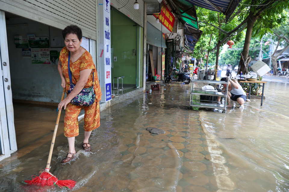 Bà Oanh ở số nhà 47 Tứ Liên cho biết đã về đây sinh sống từ năm 1993, tuy trận lụt này nước không dâng cao bằng mấy chục năm về trước nhưng vẫn gây ra xáo trộn cuộc sống sinh hoạt hàng ngày. (Ảnh: Minh Sơn/Vietnam+)
