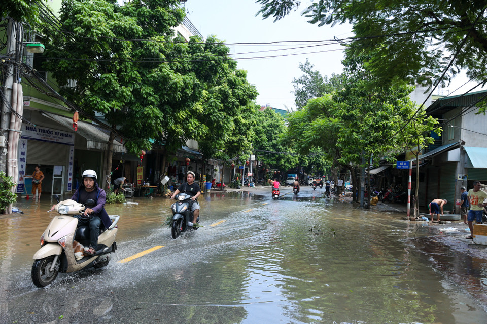 Trong khi đó, người dân phường Tứ Liên (quận Tây Hồ, Hà Nội) cũng đã nhanh chóng bắt tay vào việc khắc phục hậu quả của cơn bão lịch sử ngay sau khi nước có dấu hiệu rút. (Ảnh: Minh Sơn/Vietnam+)