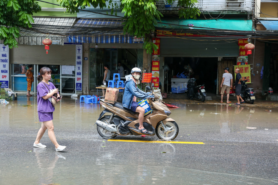 Theo ghi nhận, mực nước ngập tại dọc tuyến phố chính Tứ Liên đã rút gần hết, chỉ còn một vài khu vực trong ngõ do địa hình thấp nước vẫn ngập nhiều chừng 50-70cm. Nhiều gia đình đã bắt đầu trở về dọn dẹp nhà cửa sau lũ lụt. (Ảnh: Minh Sơn/Vietnam+)