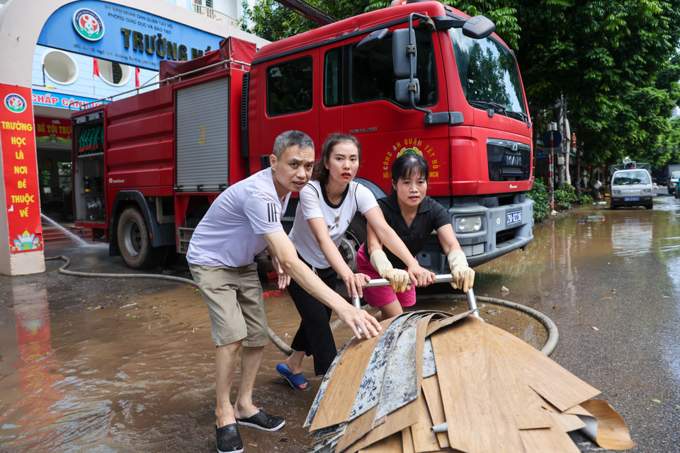 Người dân cho biết rạng sáng 12/9 nước tại đây rút nhanh. Ngày 13/9, một số hộ đã dậy sớm vệ sinh, quét dọn nhà cửa. (Ảnh: Minh Sơn/Vietnam+)