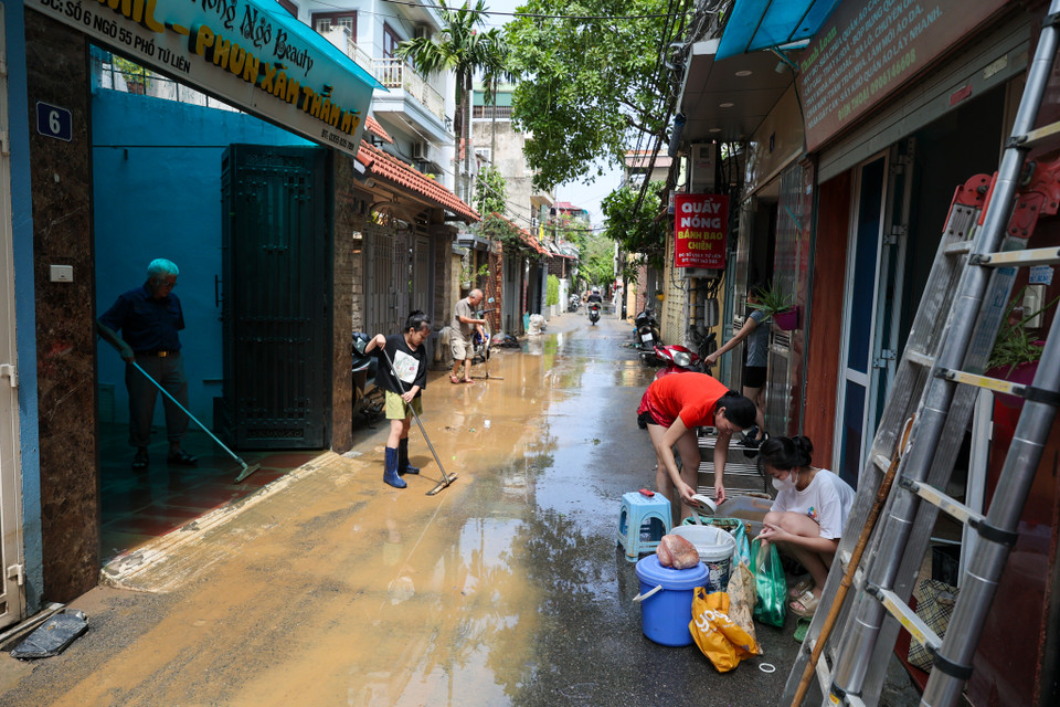 Đặc biệt, những gia đình có nhà cửa bị hư hỏng nặng đang phải nỗ lực hơn để khắc phục hậu quả, sửa chữa nhà cửa, đồng thời tìm cách khôi phục lại các thiết bị điện, nước. (Ảnh: Minh Sơn/Vietnam+)